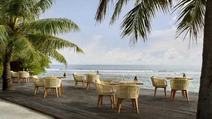 Anantara Veli Maldives Resort — открытая терраса ресторана на песчаном берегу у океана