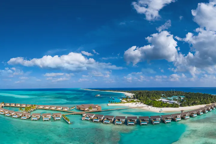 Atmosphere Kanifushi — вид сверху на остров и водные виллы