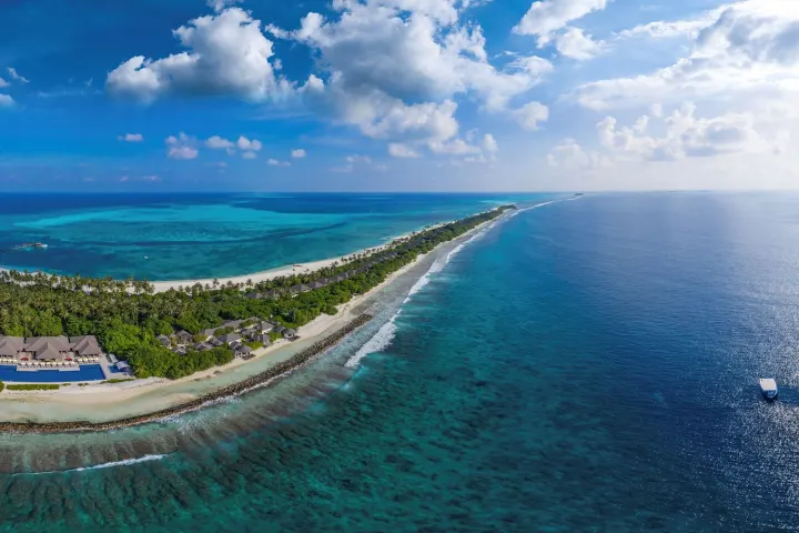 Atmosphere Kanifushi — панорамный вид на длинный остров и риф