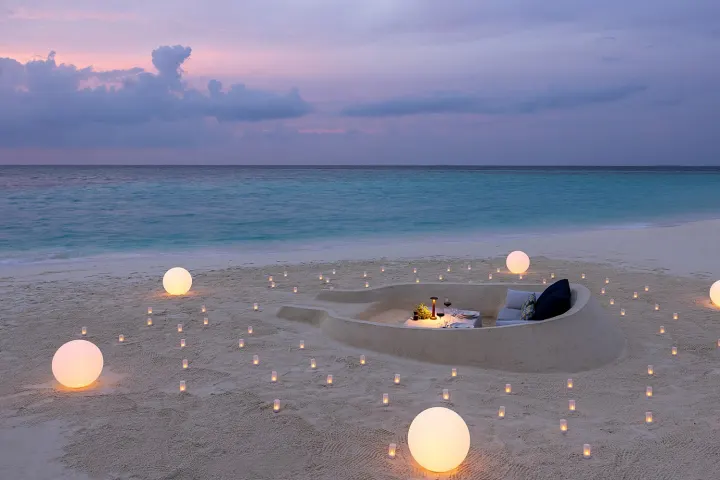 Avani+ Fares Maldives Resort — романтический ужин при свечах на белоснежном песчаном пляже