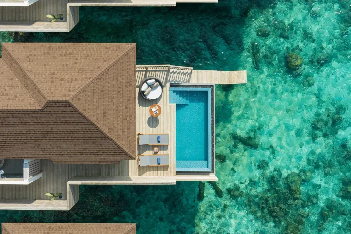 Avani+ Fares Maldives Resort — водные виллы с собственными бассейнами над прозрачной лагуной
