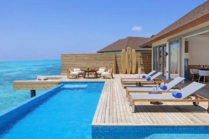 Avani+ Fares Maldives Resort — просторная терраса двухспальной водной резиденции с бассейном