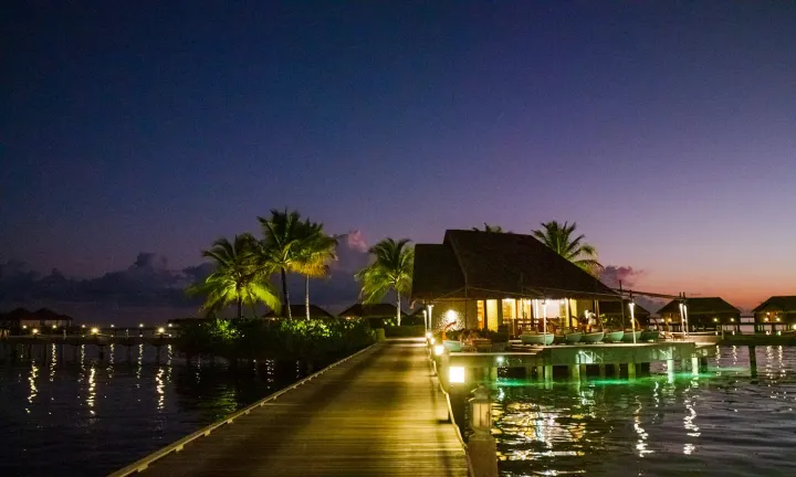 Ayada Maldives, Мальдивы — бар Ayada Maldives — винный и сырный бар под открытым небом среди водных вилл