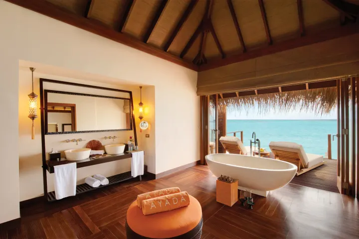Ayada Maldives, Мальдивы — ванная Ayada Maldives — ванная комната водной виллы с купелью и видом на лагуну