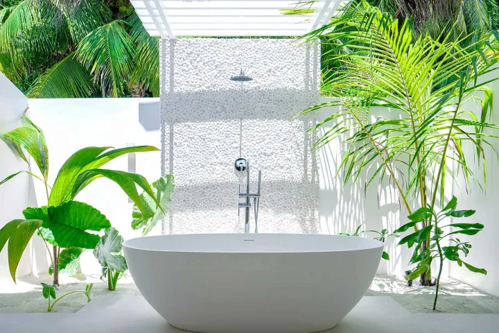 Baglioni Resort Maldives, Мальдивы — ванная Baglioni Resort Maldives — ванная комната на открытом воздухе с белой ванной