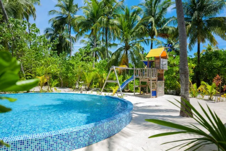 Baglioni Resort Maldives, Мальдивы — для детей Baglioni Resort Maldives — детская площадка с небольшим круглым бассейном и горкой
