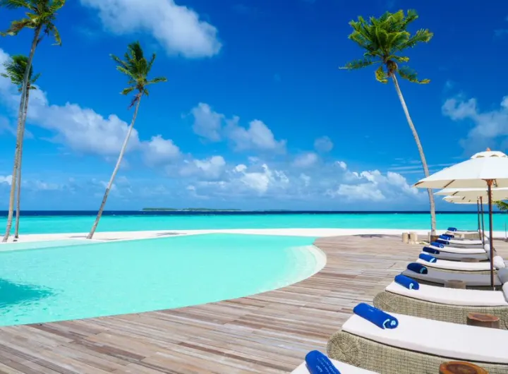 Baglioni Resort Maldives, Мальдивы — бассейн Baglioni Resort Maldives — пейзажный бассейн с шезлонгами и видом на океан