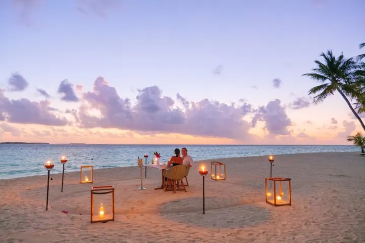 Baglioni Resort Maldives, Мальдивы — ресторан Baglioni Resort Maldives — романтический ужин для двоих на пляже на закате
