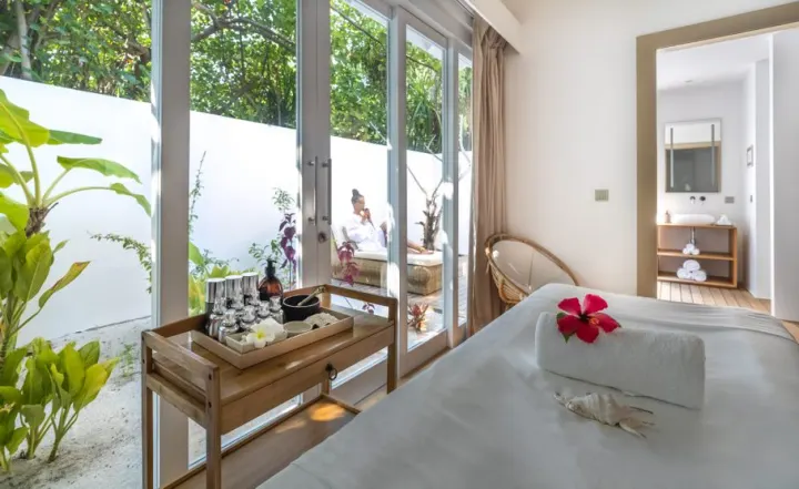 Baglioni Resort Maldives, Мальдивы — спа Baglioni Resort Maldives — массажный стол с белыми полотенцами в спа-центре