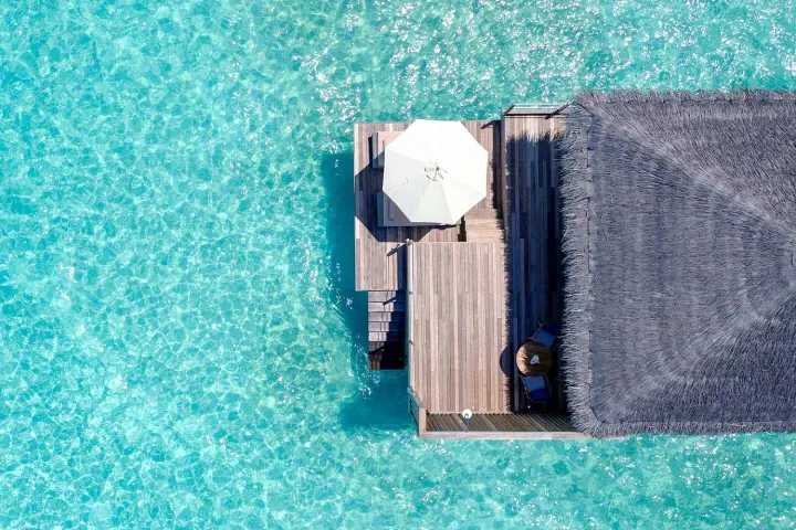 Baglioni Resort Maldives, Мальдивы — вилла на воде Baglioni Resort Maldives — вид сверху на террасу виллы на воде