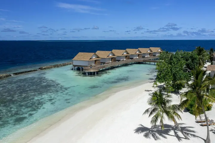 Bandos Maldives — аэросъёмка вилл на воде и бирюзовой лагуны