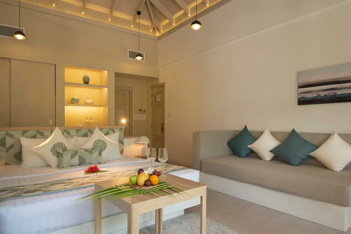 Bandos Maldives — светлая вилла с соломенной крышей на пляже