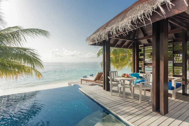 Bandos Maldives — приватный бассейн у виллы с видом на океан