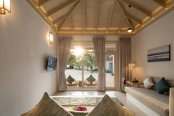 Bandos Maldives — уютная спальня с панорамным видом на океан