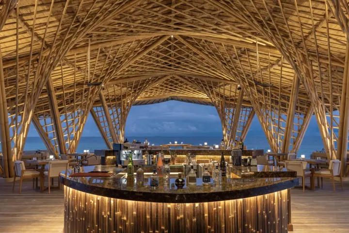 Banyan Tree Vabbinfaru, Мальдивы — бар Banyan Tree Vabbinfaru — барная зона в павильоне на сваях с видом на бирюзовое море