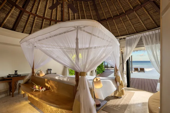 Banyan Tree Vabbinfaru, Мальдивы — вилла на пляже Banyan Tree Vabbinfaru — терраса береговой виллы с видом на бирюзовую лагуну