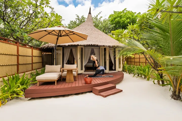 Banyan Tree Vabbinfaru, Мальдивы — бассейн Banyan Tree Vabbinfaru — приватный бассейн и джакузи во внутреннем дворике виллы