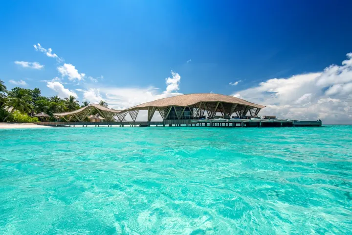 Banyan Tree Vabbinfaru, Мальдивы — ресторан Banyan Tree Vabbinfaru — надводный ресторан с бамбуковой архитектурой над лагуной
