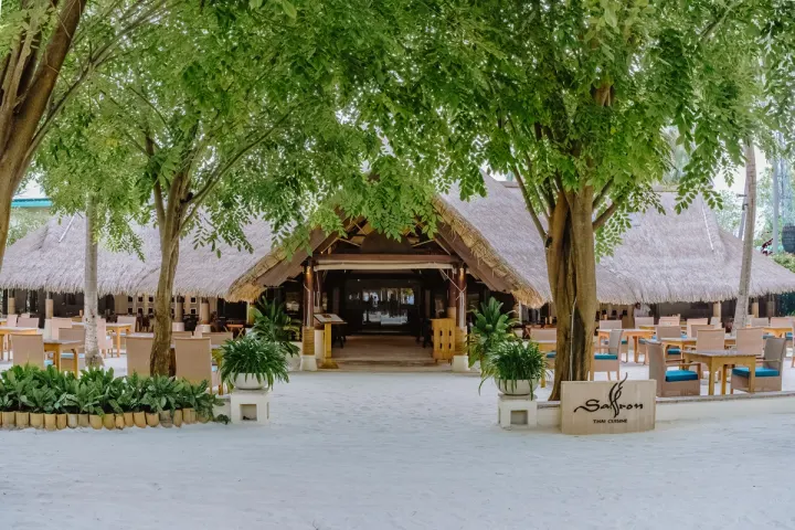 Banyan Tree Vabbinfaru, Мальдивы — ресторан Banyan Tree Vabbinfaru — вечерняя терраса ресторана тайской кухни у берега океана