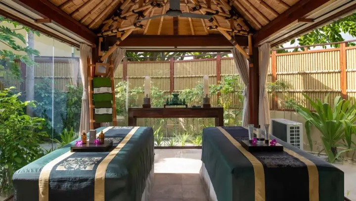 Banyan Tree Vabbinfaru, Мальдивы — спа Banyan Tree Vabbinfaru — уютный процедурный павильон спа-центра в тропическом стиле