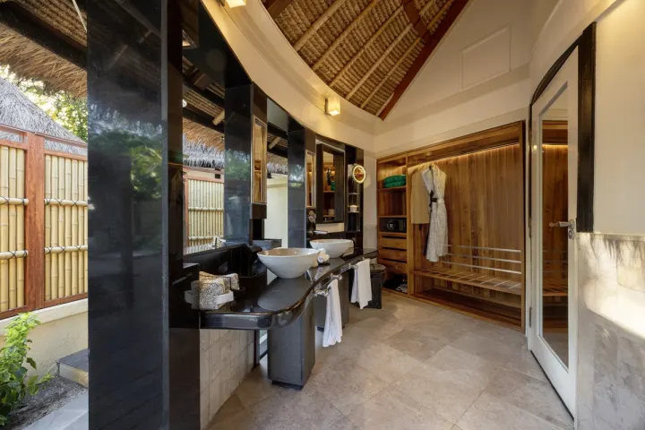 Banyan Tree Vabbinfaru, Мальдивы — интерьер виллы Banyan Tree Vabbinfaru — светлая спальня береговой виллы под высоким деревянным куполом