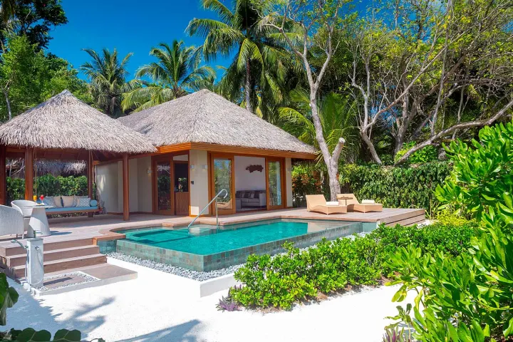 Baros Maldives — бассейн возле пляжной виллы