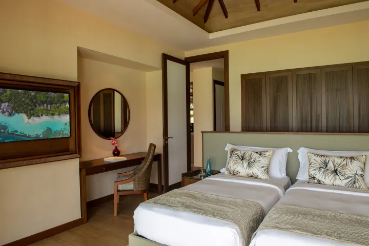 Baros Maldives — интерьер спальни в вилле
