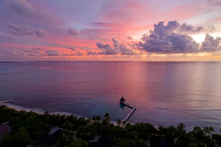 Canareef Resort Maldives, Мальдивы — вид сверху Canareef Resort Maldives — вид с высоты на береговую линию острова в лучах заката