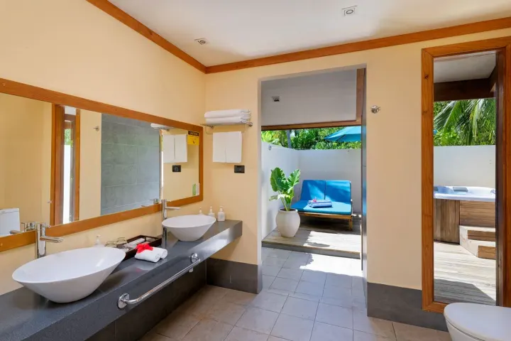 Canareef Resort Maldives, Мальдивы — ванная Canareef Resort Maldives — полуоткрытая ванная комната с джакузи во внутреннем дворике