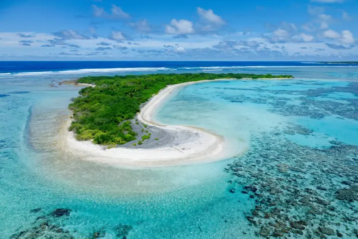 Canareef Resort Maldives, Мальдивы — пляж Canareef Resort Maldives — уединённый песчаный берег для пикников у прозрачной лагуны