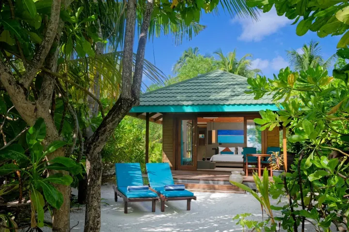 Canareef Resort Maldives, Мальдивы — вилла на пляже Canareef Resort Maldives — отдельно стоящая береговая вилла с террасой у закатного пляжа