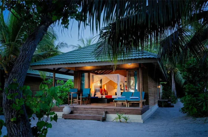 Canareef Resort Maldives, Мальдивы — вилла на пляже Canareef Resort Maldives — просторная пляжная вилла премиум среди тропической зелени