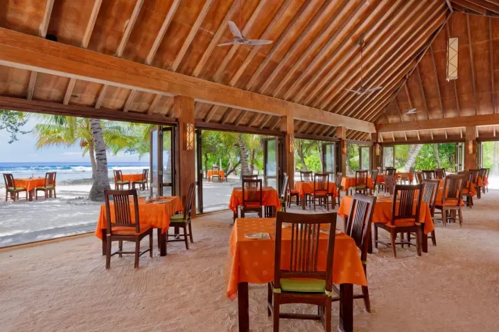 Canareef Resort Maldives, Мальдивы — ресторан Canareef Resort Maldives — просторный зал главного ресторана с видом на тропический сад
