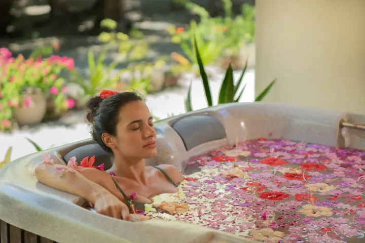 Canareef Resort Maldives, Мальдивы — спа Canareef Resort Maldives — гидромассажная купель в спа-центре среди зелени острова