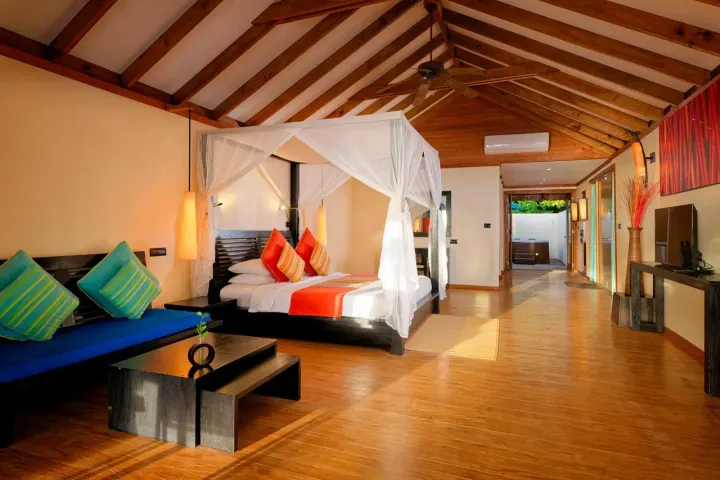 Canareef Resort Maldives, Мальдивы — интерьер виллы Canareef Resort Maldives — светлая спальня виллы с высоким деревянным потолком