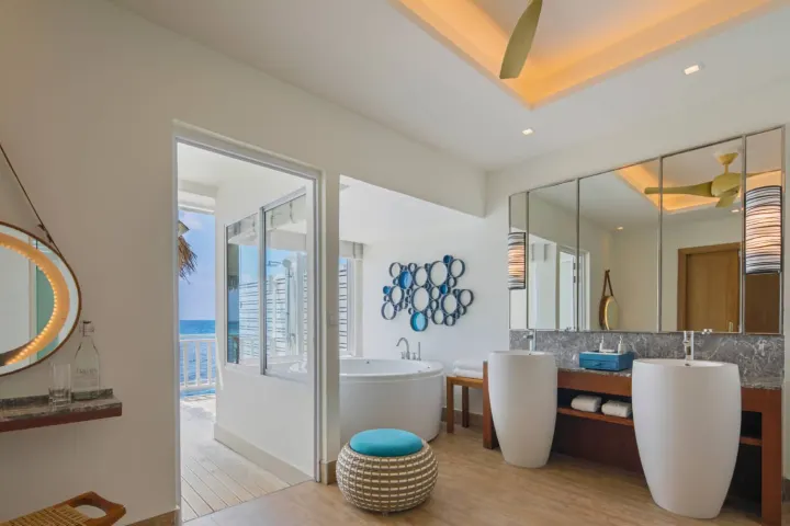 Centara Grand Island Resort & Spa Maldives, Мальдивы — ванная Centara Grand Island Resort & Spa Maldives — две раковины и отдельно стоящая ванна с видом на океан