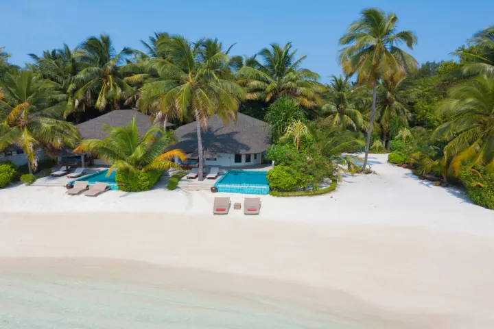 Centara Grand Island Resort & Spa Maldives, Мальдивы — вилла на пляже Centara Grand Island Resort & Spa Maldives — береговая вилла утопающая в зелени с собственным бассейном