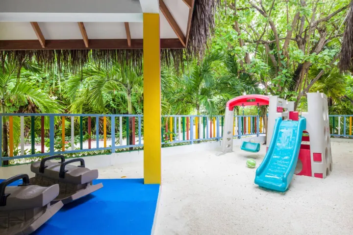 Centara Grand Island Resort & Spa Maldives, Мальдивы — для детей Centara Grand Island Resort & Spa Maldives — открытая детская площадка на песке с горками и качелями