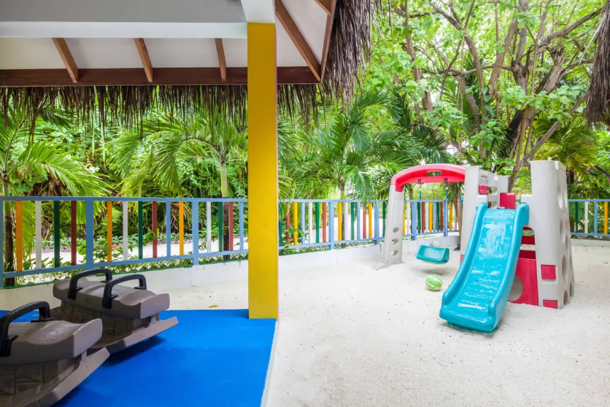 Centara Grand Island Resort & Spa Maldives — открытая детская площадка на песке с горками и качелями