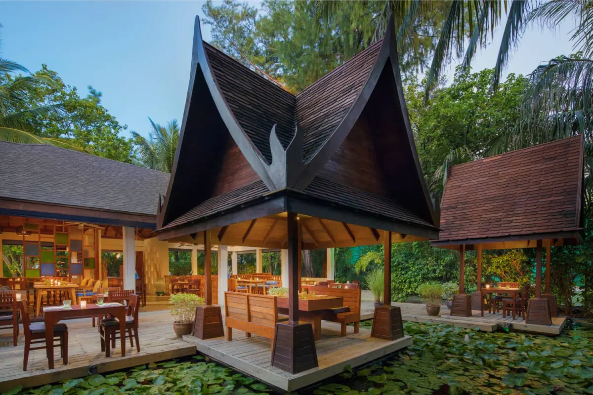 Centara Grand Island Resort & Spa Maldives — традиционный ресторан в тайском стиле среди прудов с лотосами