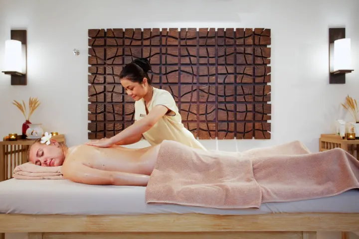 Centara Grand Island Resort & Spa Maldives, Мальдивы — спа Centara Grand Island Resort & Spa Maldives — расслабляющий массаж в светлом кабинете спа-центра