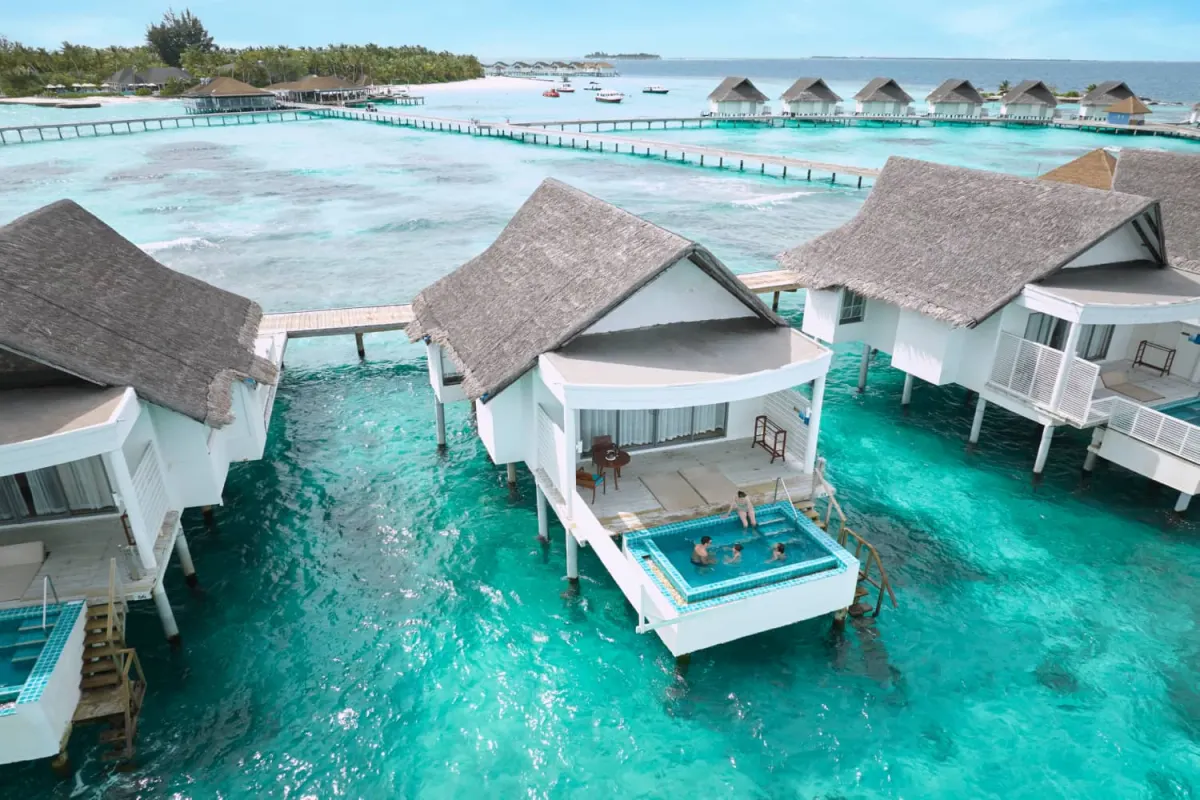 Centara Grand Island Resort & Spa Maldives — белоснежная водная вилла на сваях с террасой и гамаком