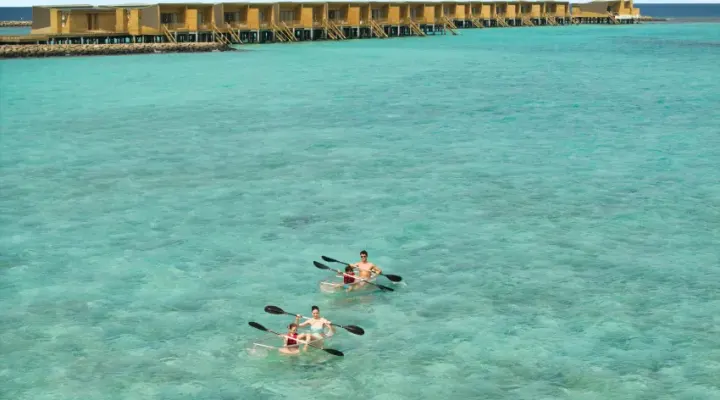 Centara Mirage Lagoon Maldives — прогулка на прозрачном каяке по спокойной бирюзовой лагуне