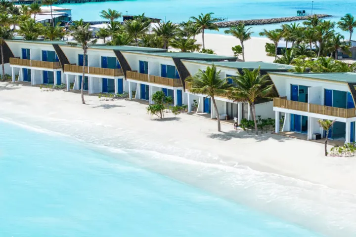 Centara Mirage Lagoon Maldives — панорамный вид сверху на семейный остров-курорт и бирюзовую лагуну