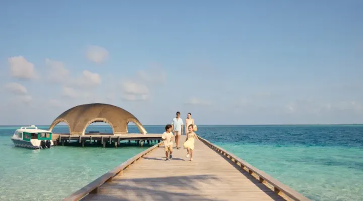Centara Mirage Lagoon Maldives — павильон прибытия на деревянном пирсе над прозрачной водой