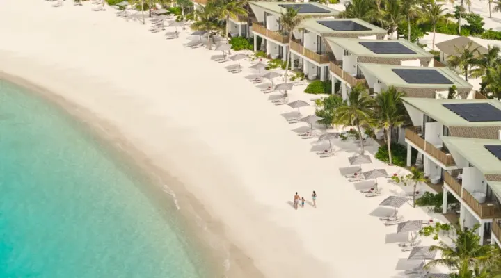 Centara Mirage Lagoon Maldives — широкий песчаный пляж с шезлонгами у спокойной лагуны