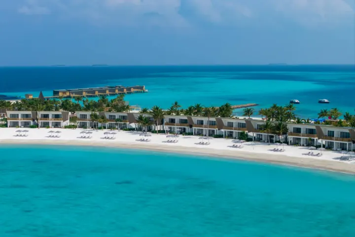 Centara Mirage Lagoon Maldives — двухэтажные береговые корпуса у белоснежного песчаного пляжа