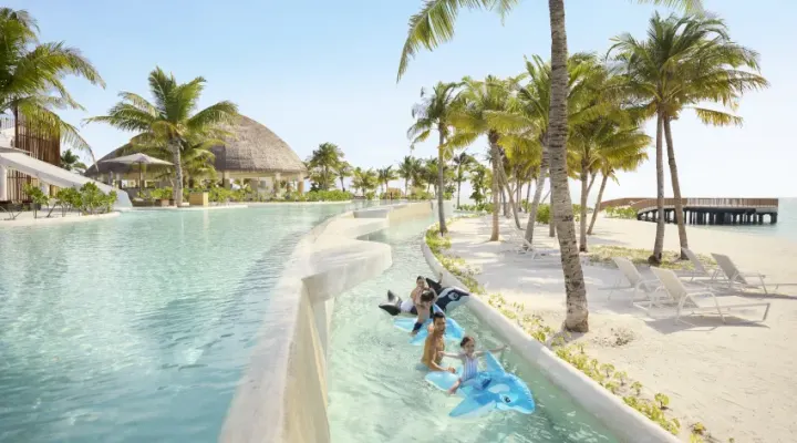 Centara Mirage Lagoon Maldives — водный комплекс с ленивой рекой и бассейнами для всей семьи