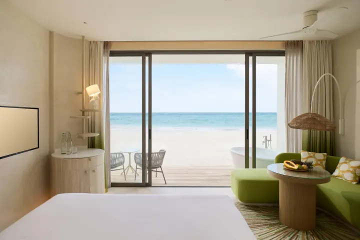 Centara Mirage Lagoon Maldives — семейный пляжный номер с ярким дизайном и выходом к морю