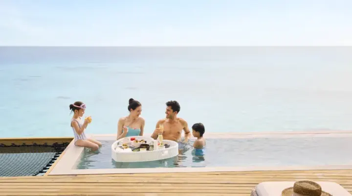 Centara Mirage Lagoon Maldives — терраса водной виллы с собственным бассейном на закате